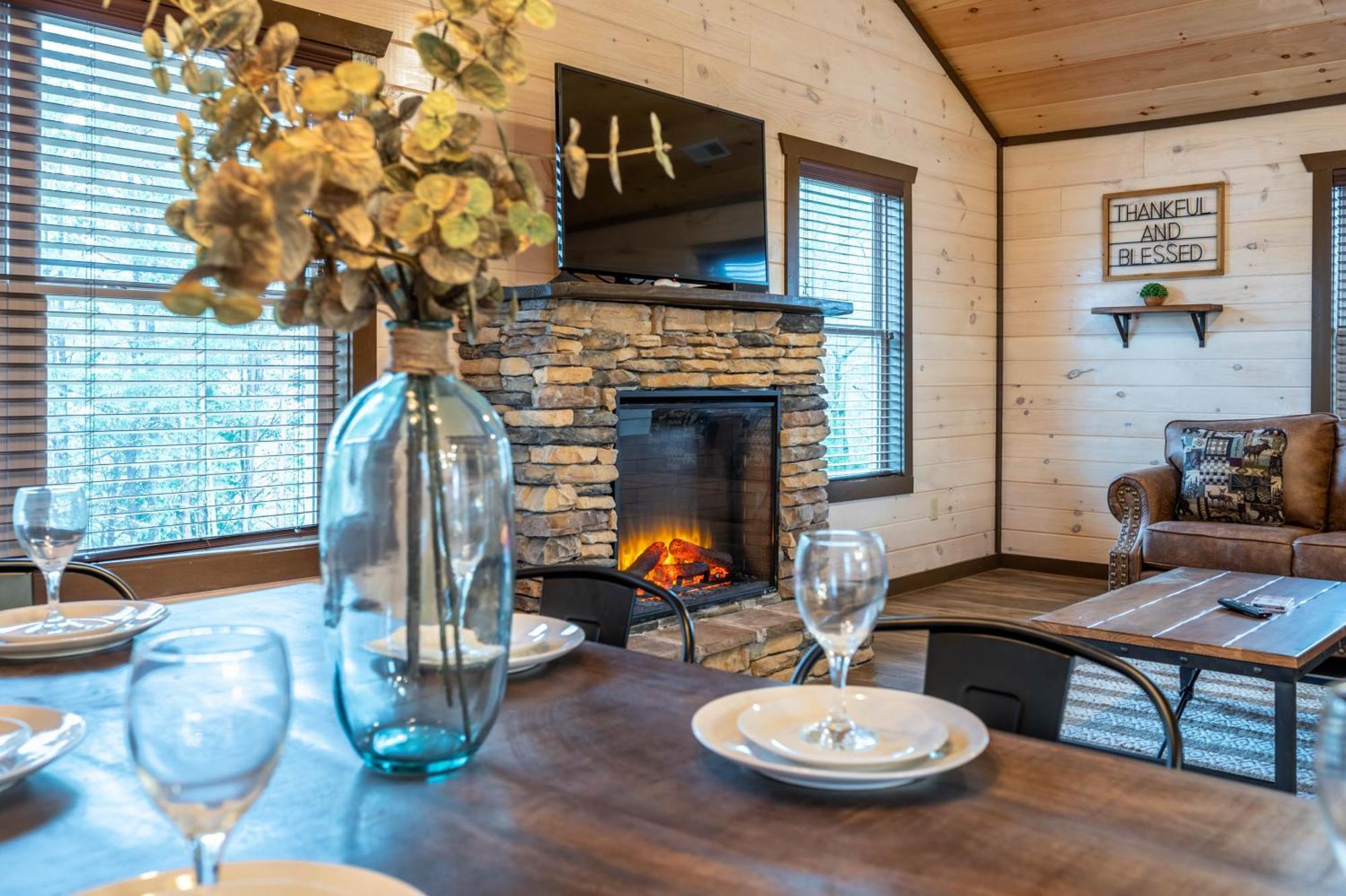 Luxury 3-Br Cabin Minutes From Parkway With Game Room And Hot Tub Pigeon Forge Exterior foto