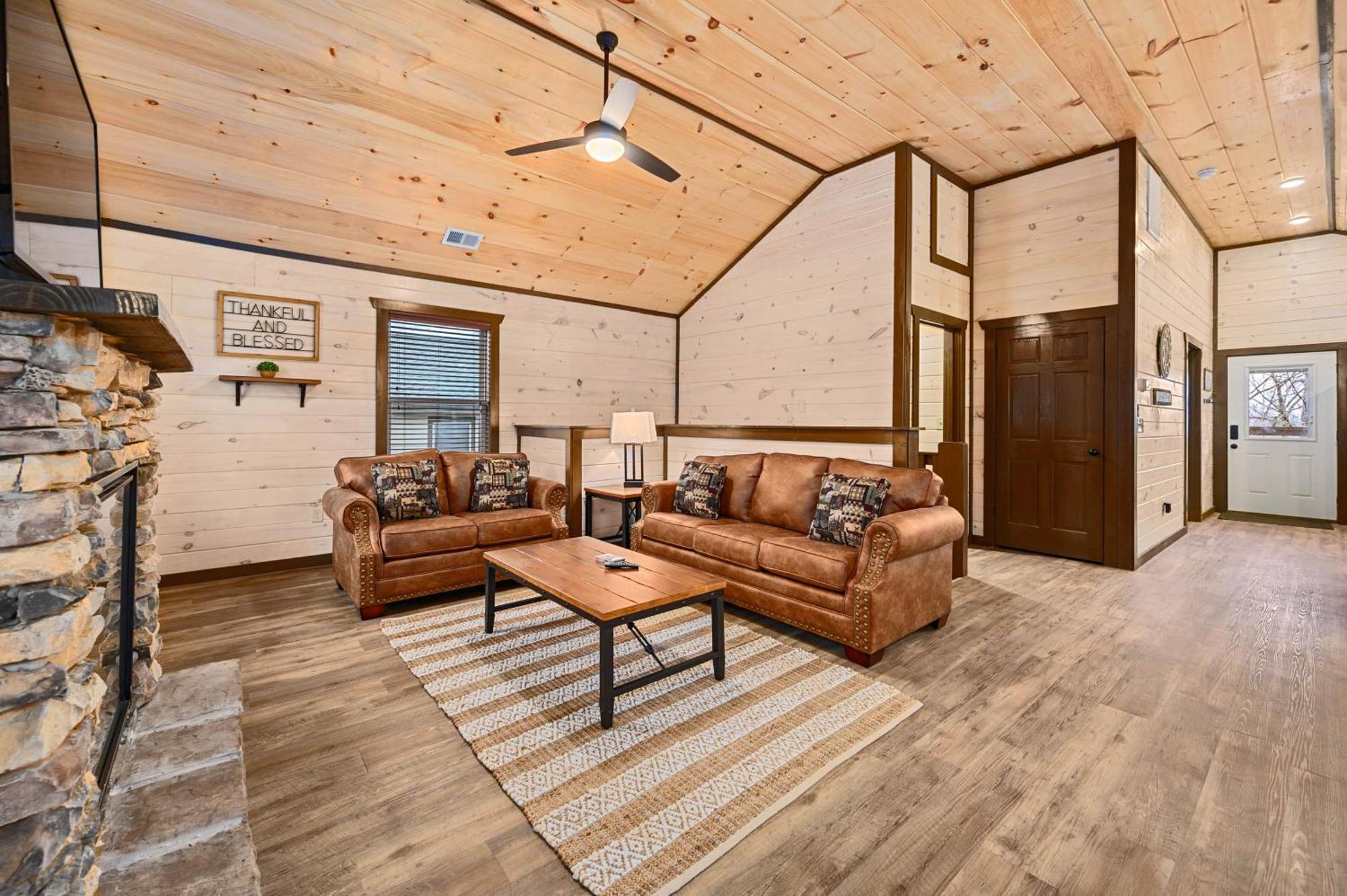 Luxury 3-Br Cabin Minutes From Parkway With Game Room And Hot Tub Pigeon Forge Exterior foto