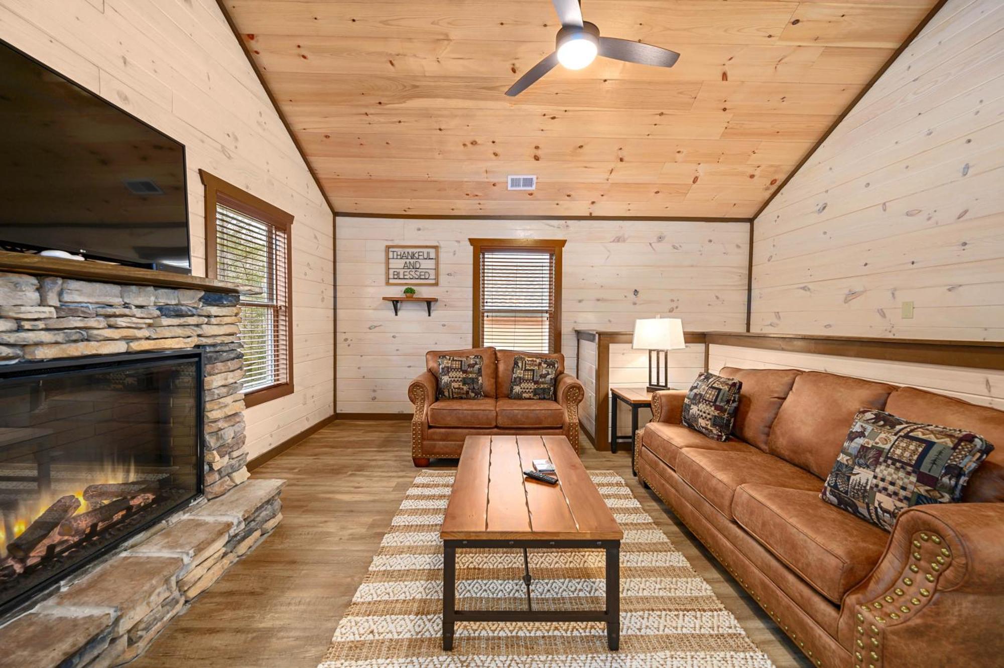 Luxury 3-Br Cabin Minutes From Parkway With Game Room And Hot Tub Pigeon Forge Exterior foto